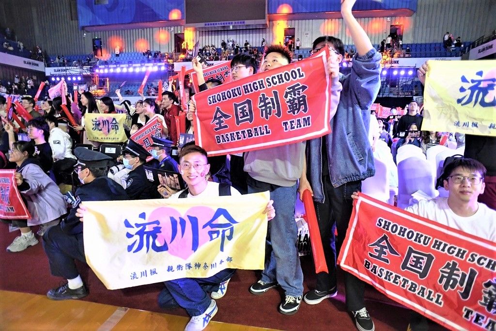 动画电影《灌篮高手》首映礼在北京市内某电影院举行，参加者热情高涨（图片：共同社）