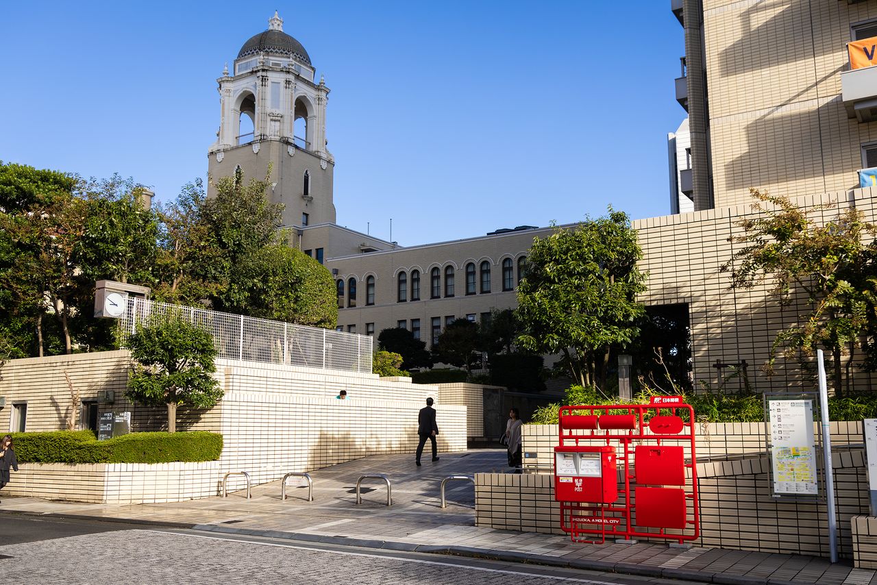 The monument outside Shizuoka City Hall is an actual post box. (© Nippon.com)