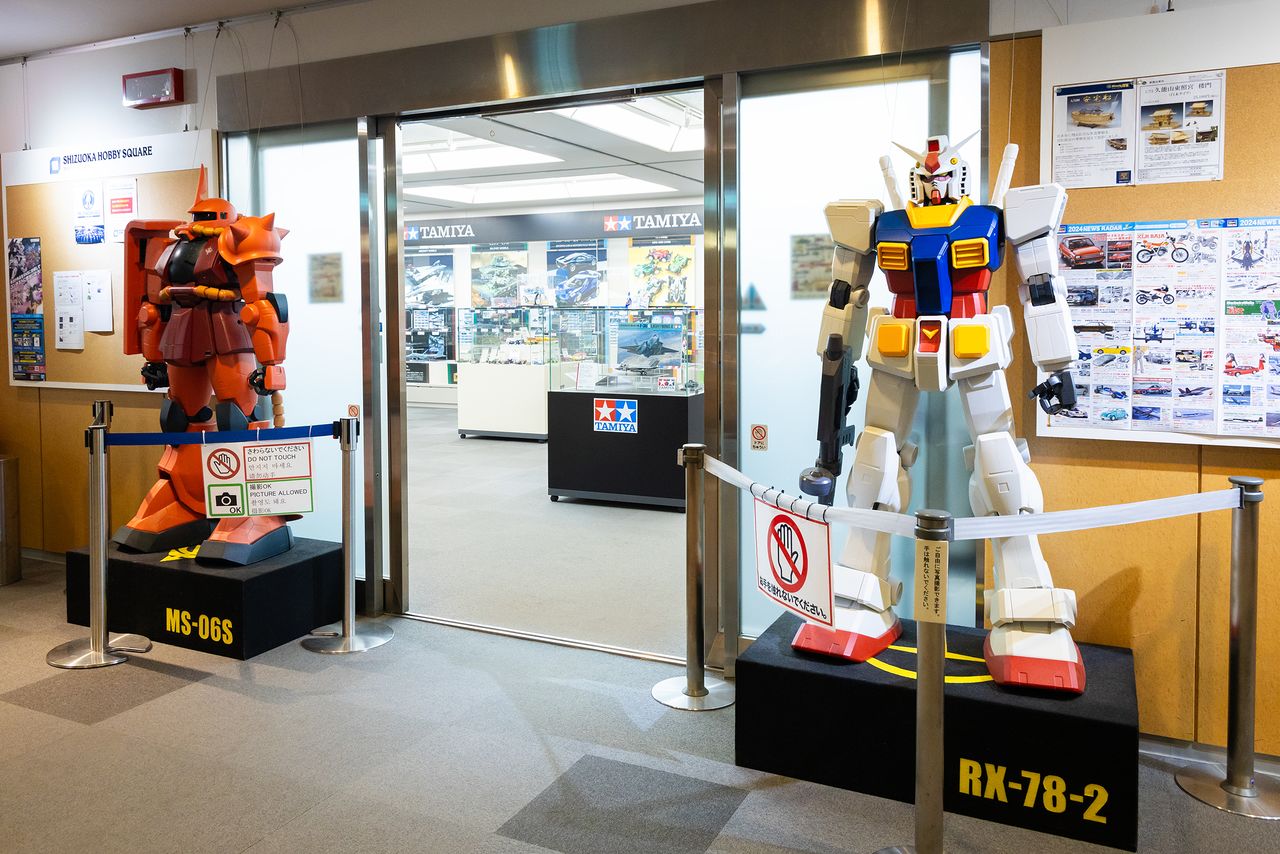 Characters from the Mobile Suit Gundam series, a mainstay among modeling enthusiasts, greet visitors to Hobby Square. (© Nippon.com)