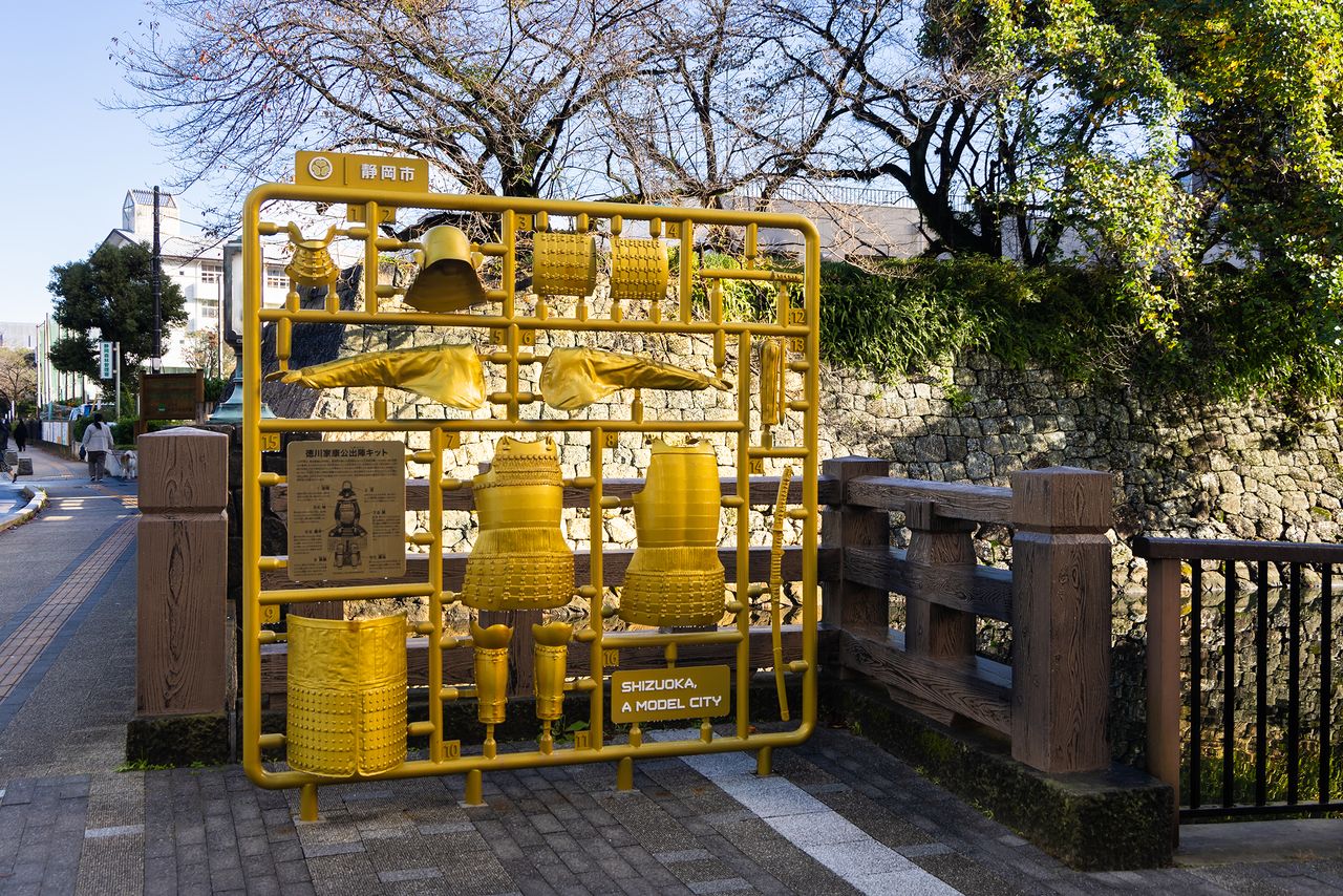 A plastic model monument featuring the golden Kindamigusoku armor worn by Tokugawa Ieyasu. (© Nippon.com)