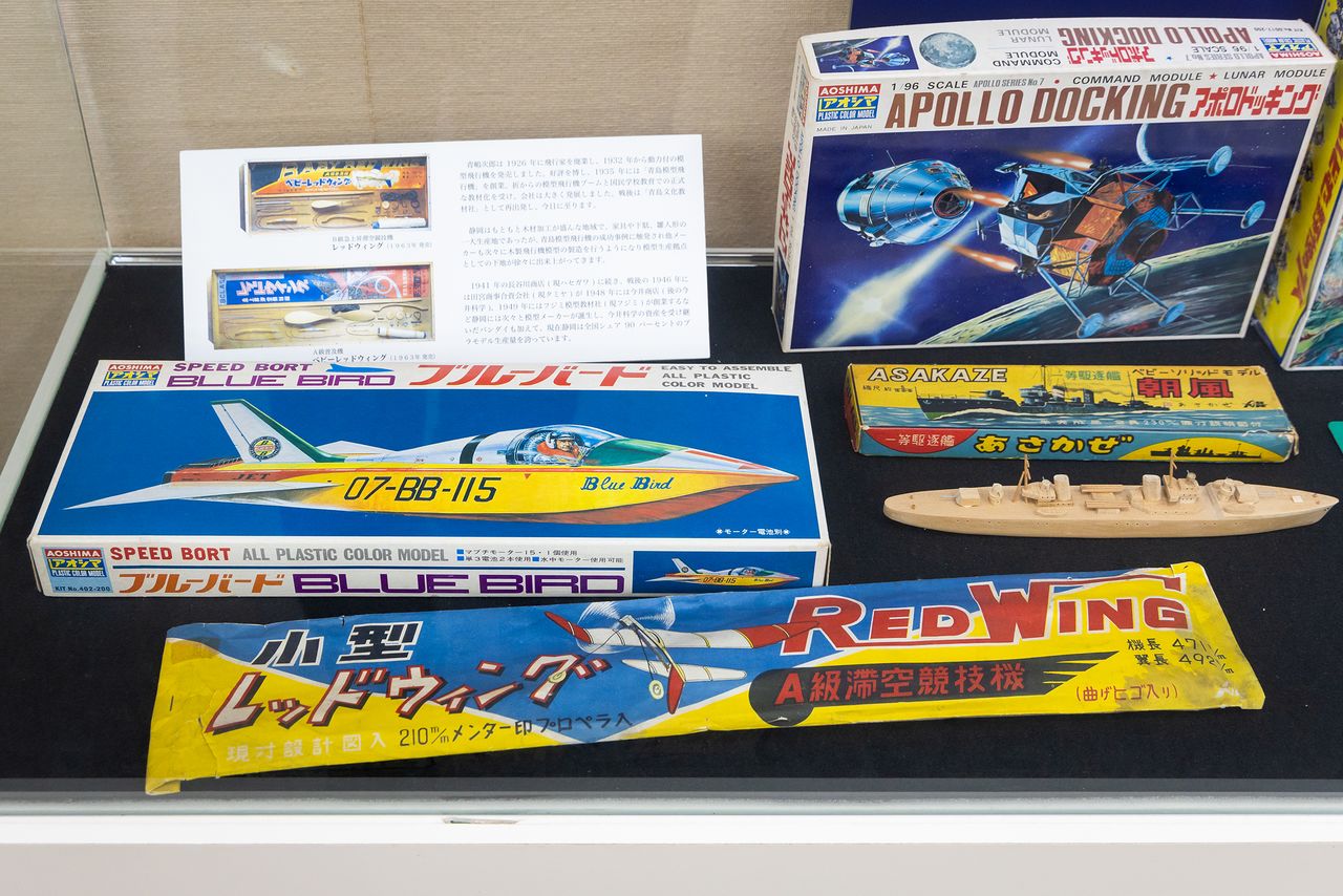Early wooden models made by Aoshima’s company on display at Hobby Square. (© Nippon.com)