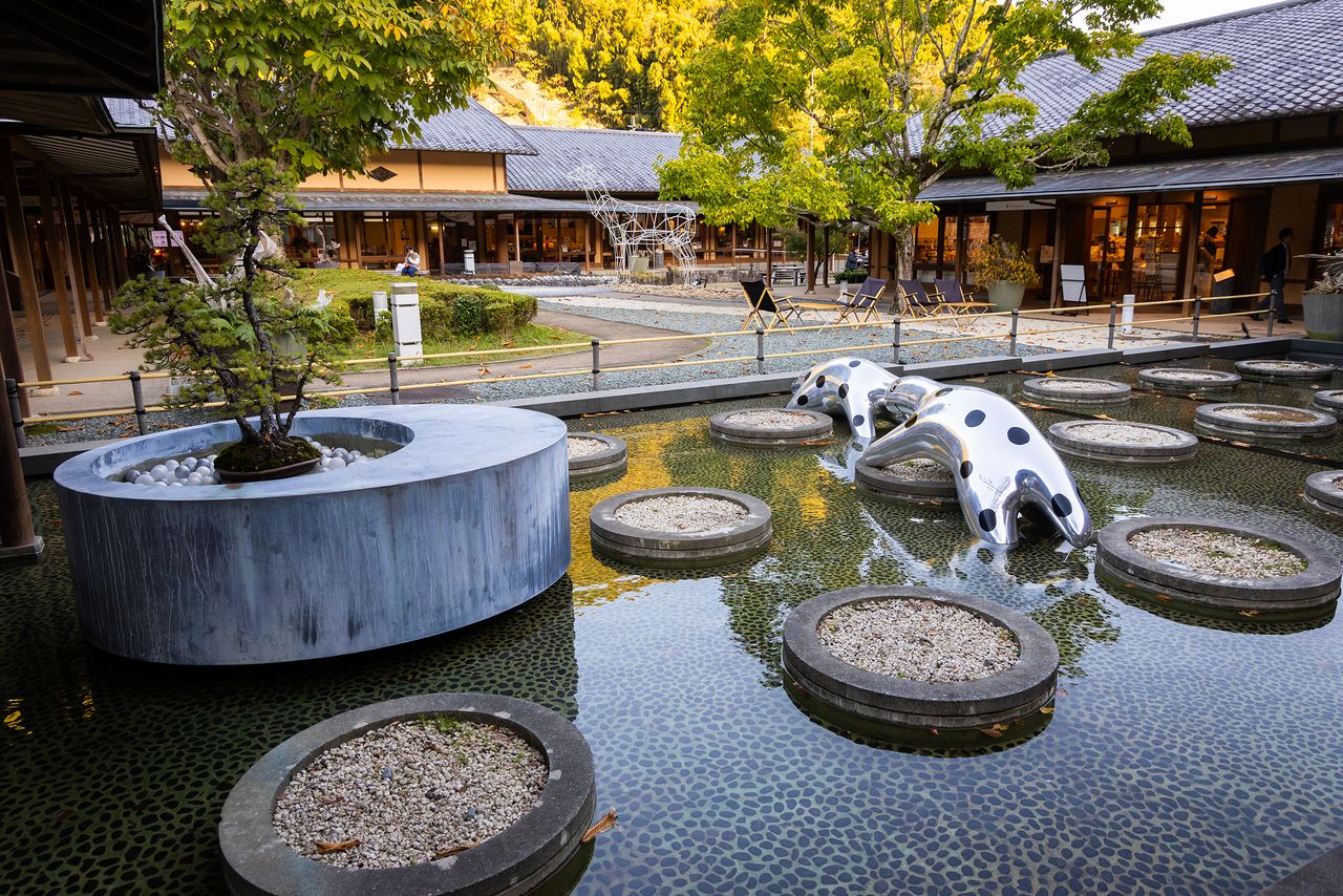 The interior of Takumishuku. (© Nippon.com)