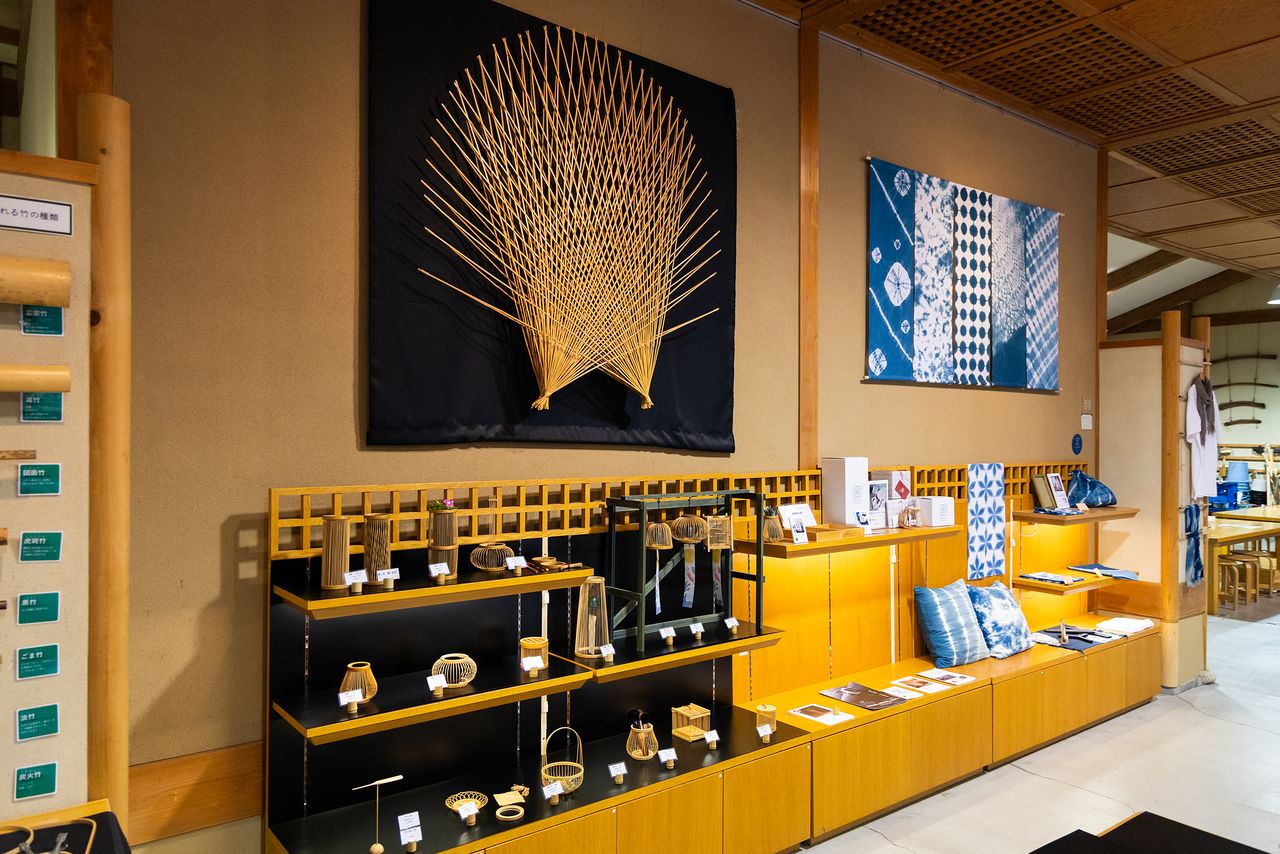 A display of Suruga bamboo lattice ware and indigo dying. (© Nippon.com)