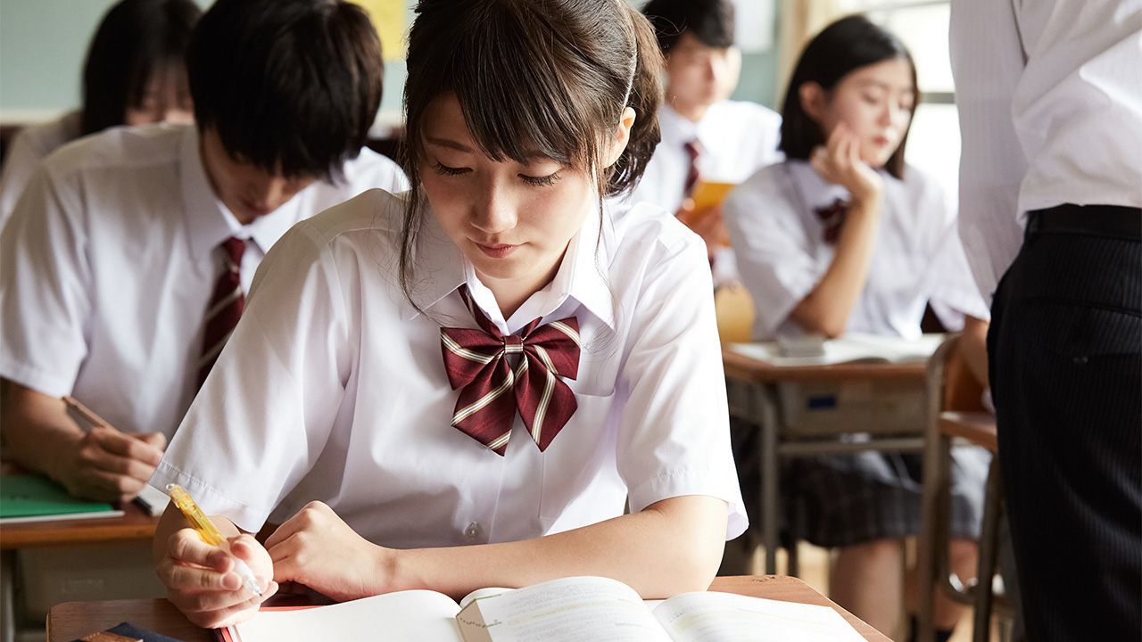 Японская студентка сосет у учителя пуская слюнки