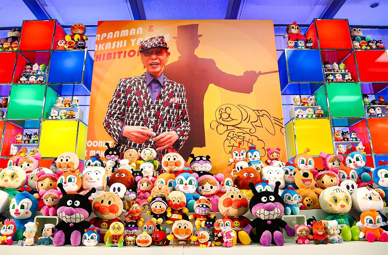 祭壇に飾られたやなせたかしさんの写真。写真の前には代表作「アンパンマン」の人形が置かれた=2014年2月6日、東京都新宿区(時事)