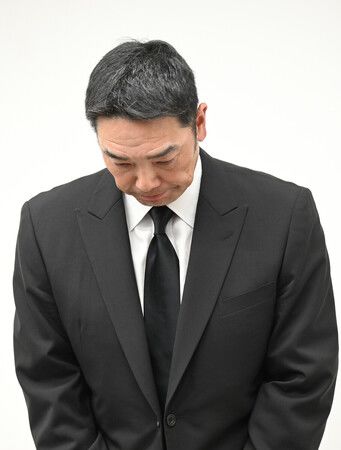 記者会見で頭を下げる阿部慎之助氏=26日、東京都千代田区