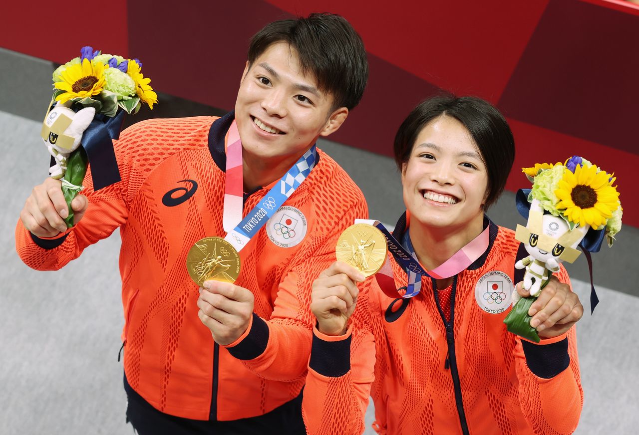 きょうだいで金メダルを獲得した柔道男子66キロ級の阿部一二三（左）と女子52キロ級の阿部詩＝2021年7月25日、東京・日本武道館（時事）