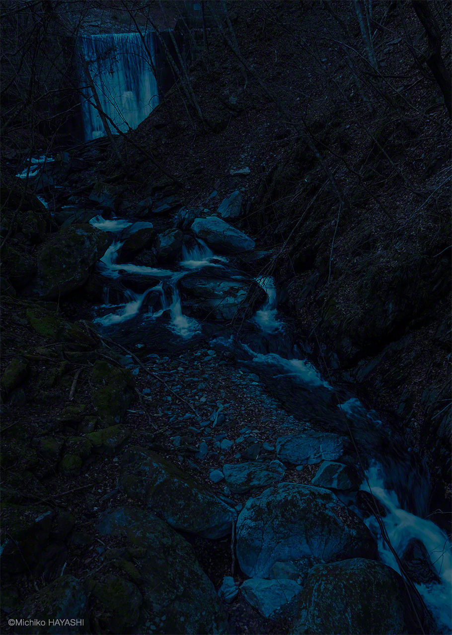  يتدفق نهر تاكي عبر جبل أوكوتشيتشيبو. وقبل حوالي 60 عامًا ، أفاد اثنان من الصيادين العائدين من نزهة ليلية في المنطقة برؤية صف من ستة أو سبعة ذئاب تخرج من الغابة المحيطة وتمر دون قلق على الماره.