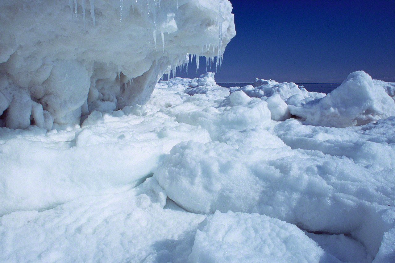 ساحل بحر أوخوتسك مع الجليد العائم المنجرف بفعل الرياح العاتية.