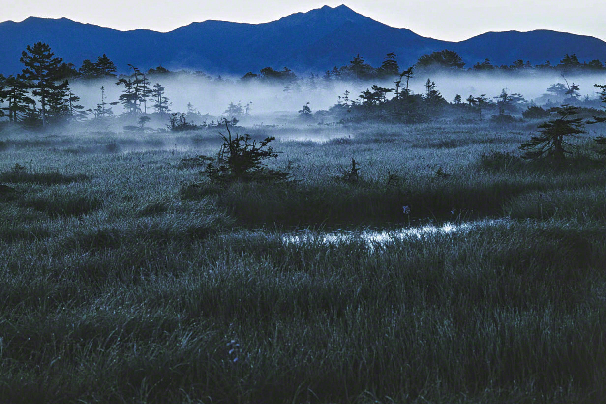 منظر جبل إشيكاريداكي الذي يبلغ إرتفاعه 1967 متراً، ويعتبر القمة الرئيسية في الجزء الشرقي من سلسلة جبال دايسيتسوزان، تم التقاط الصورة من بركة نومانوهارا. (© ميزوكوشي تاكيشي)