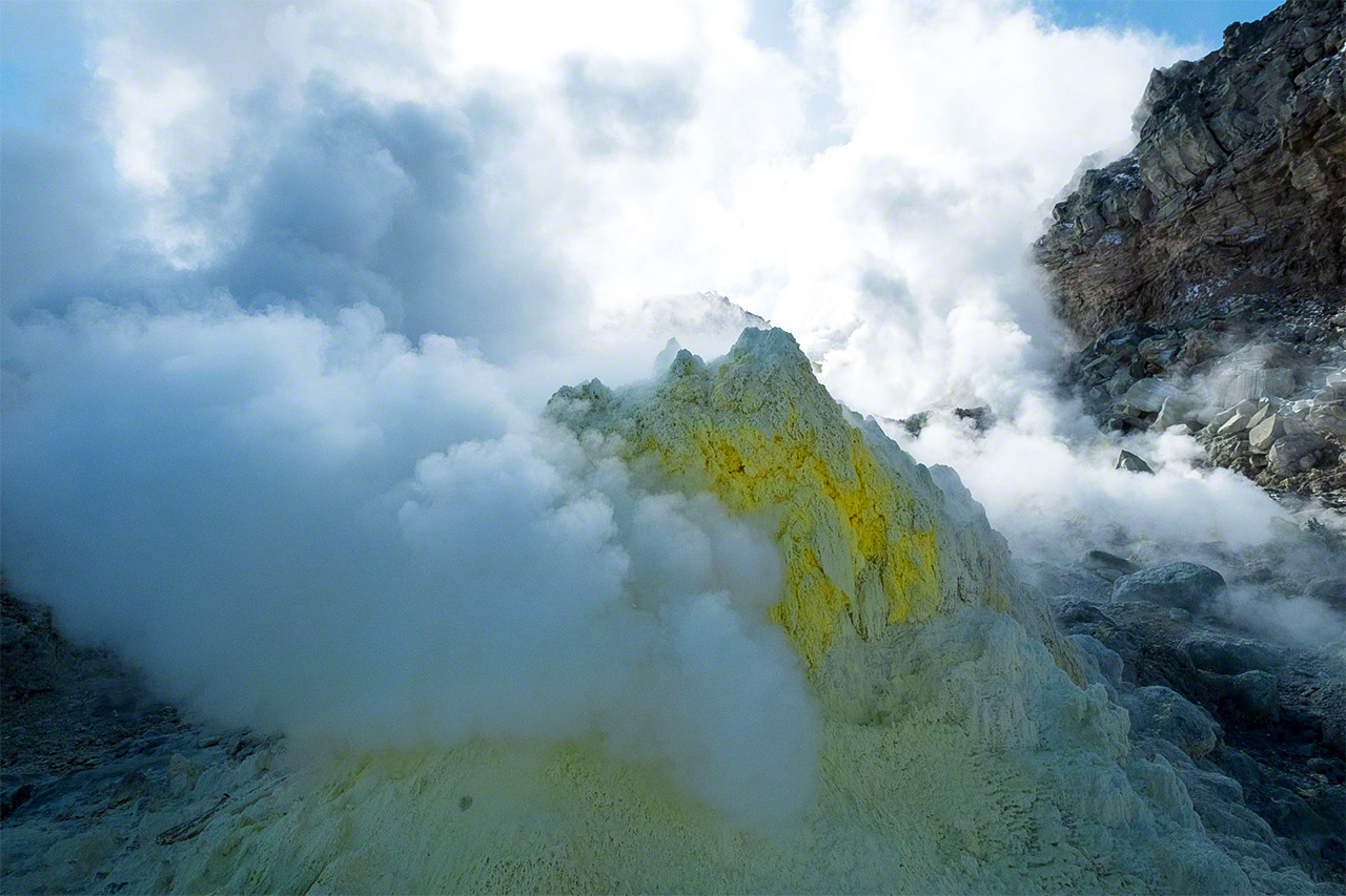 صورة لتشكل بلورات من الكبريت حول فتحات خروج الدخان البركاني على قمة جبل إيو البالغ ارتفاعه 508 مترًا والذي يقع في حديقة أكان-ماشو الوطنية. (© ميزوكوشي تاكيشي)