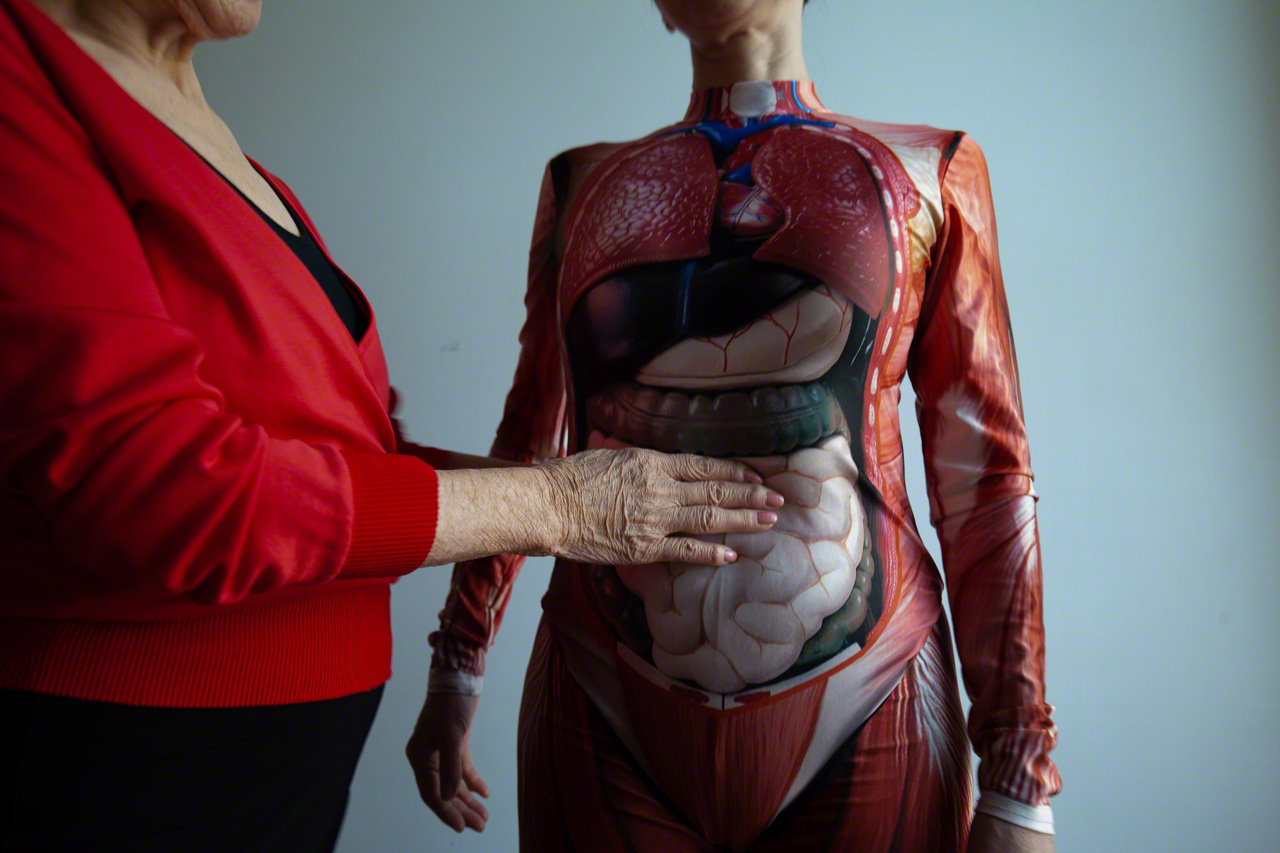 عند ارتداء اليوتار الذي يصور الأعضاء الداخلية للجسم يمكن رؤية العلاقات المتبادلة بين العظام والعضلات والأعضاء بوضوح. (© أونيشي ناروأكي)