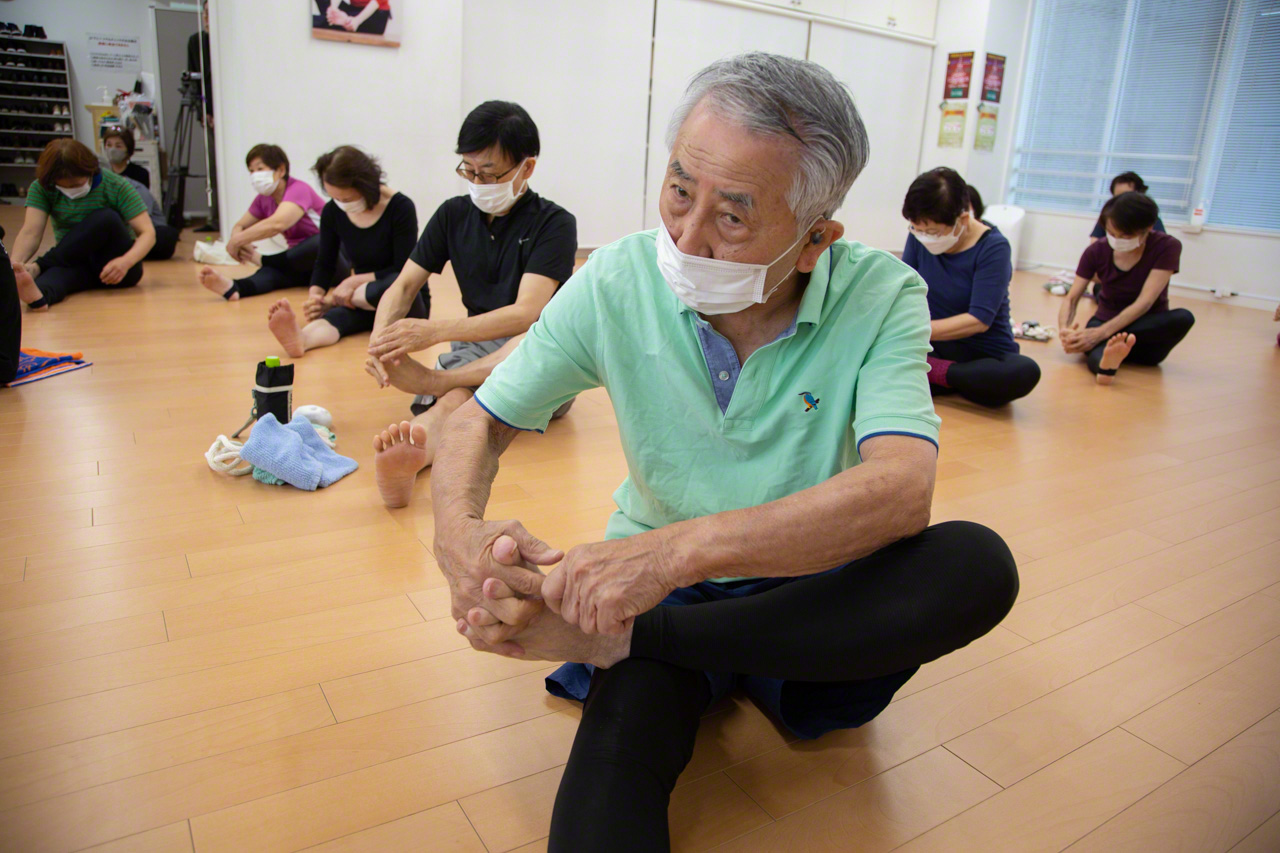 يقوم السيد كاواموتو كيئيتشي بحركات شبابية تجعل من الصعب تصديق أنه يبلغ من العمر 83 عامًا. (© أونيشي ناروأكي)