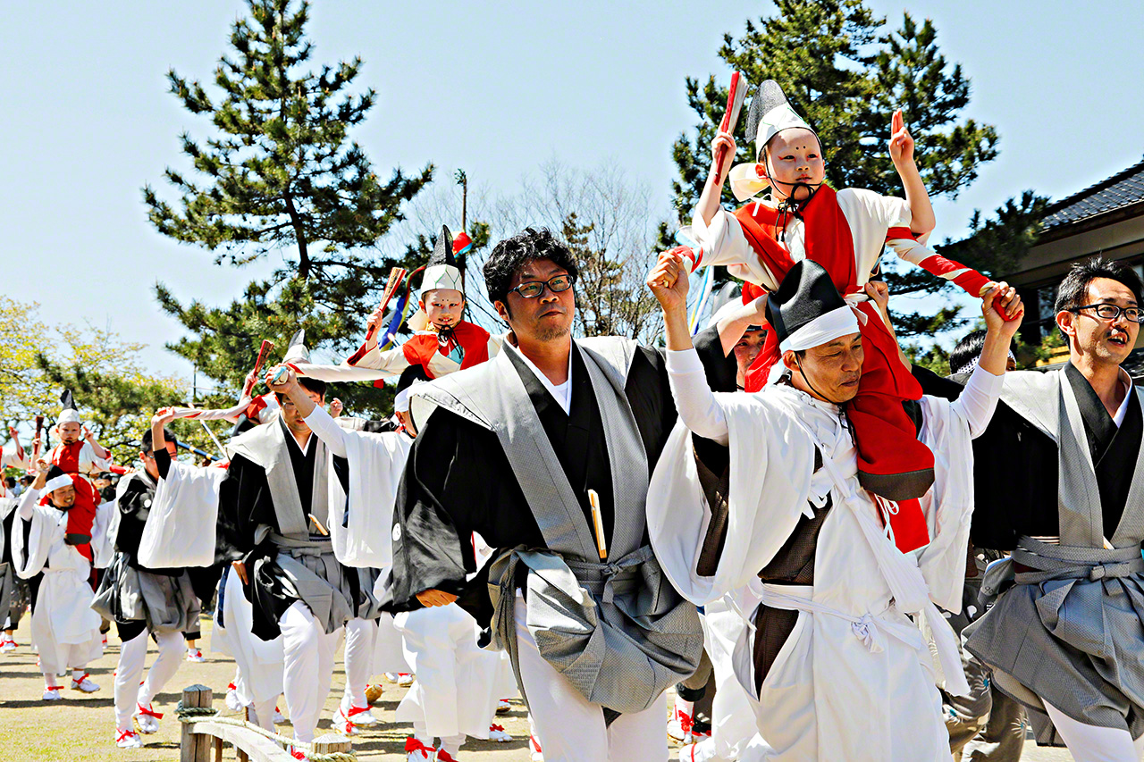 新潟县系鱼川市能生白山神社的春季大祭——能生祭（4月24日）上，幼儿被大人扛在肩上巡游