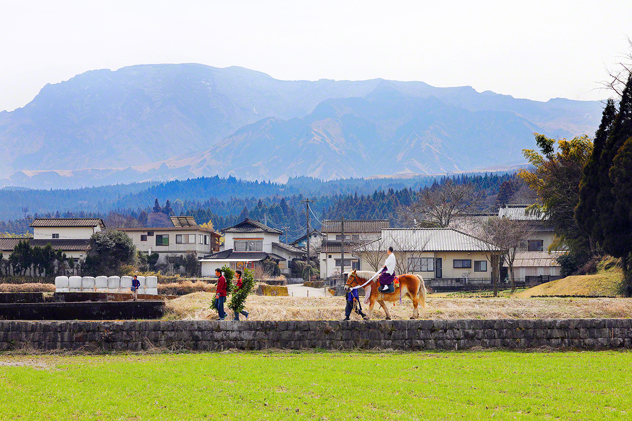 熊本县阿苏神社的田作祭（3月）。人们通过神婚仪式祈愿五谷丰登。当地人将女神的神体橡树枝送往男神身边