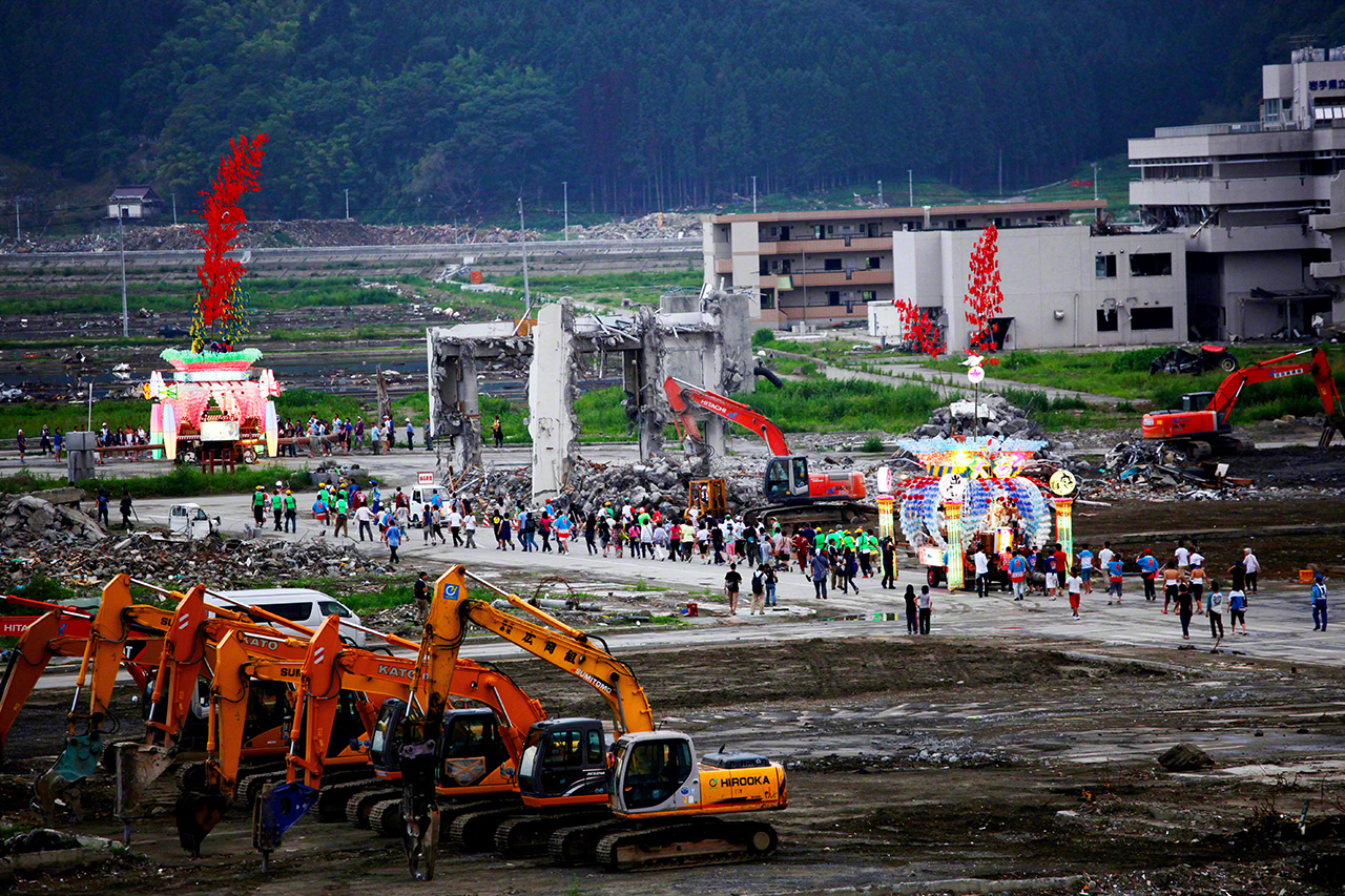 “移动七夕节”（8月6-7日）是岩手县陆前高田市代代传承的祭祀祖先的活动。地震发生之后，这项活动也蕴含了安魂和祈祷复兴的意义