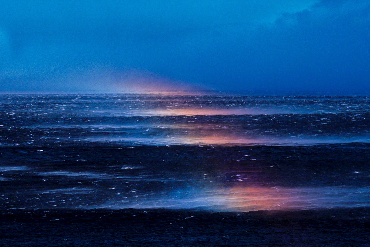 强风中浪花飞溅，形成彩虹（鄂霍次克海）