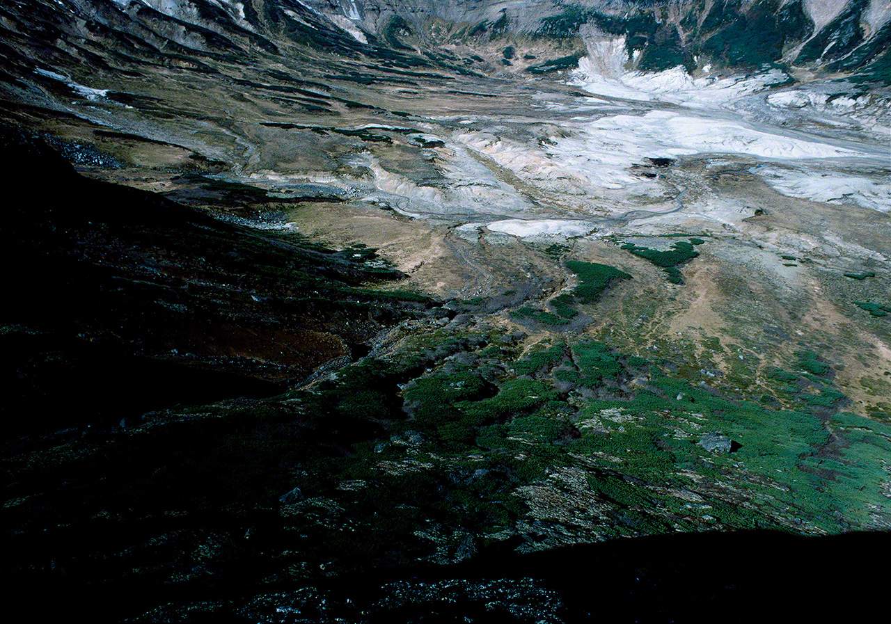 从散布在大雪山脉的小型火山口中涌出的水汇成小河，流过山岳地带