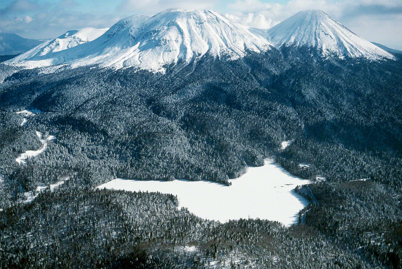 冬日的雌阿寒岳和阿寒富士（右）  