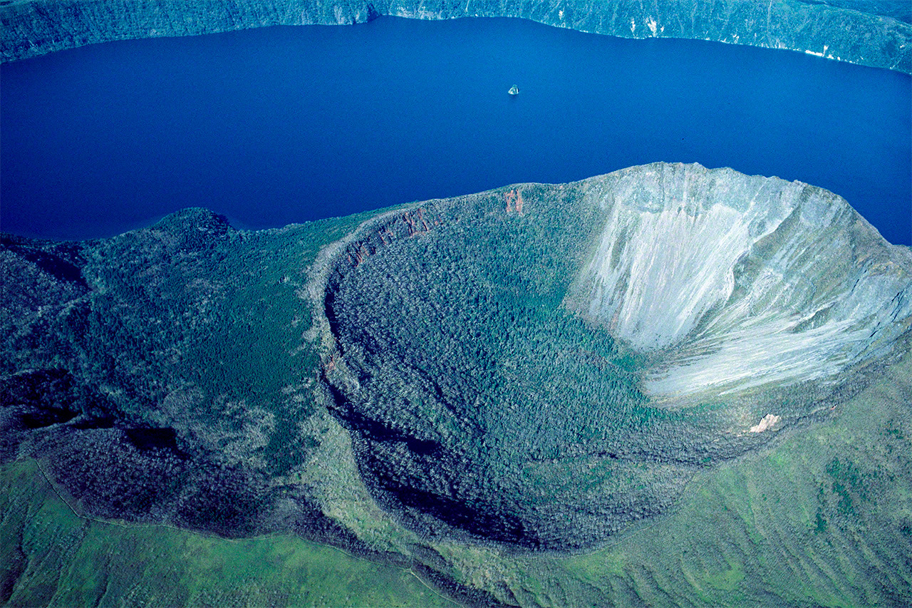 摩周湖是透明度极高的火山口湖，景色随季节千变万化