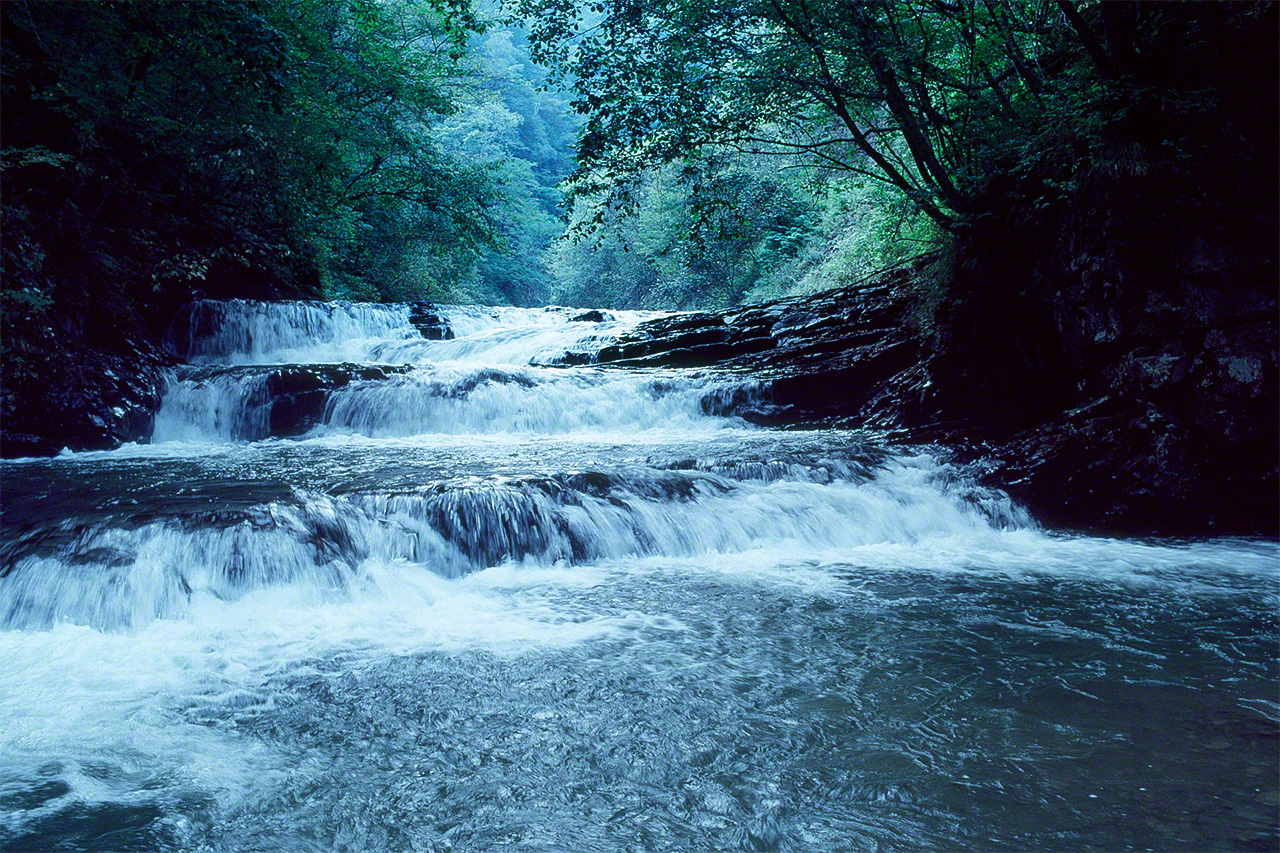 阿寒川上游（钏路市），水流飞泻，撞击在岩石上，激起水花