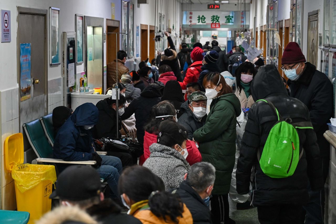 疑似感染新型冠状病毒,在走廊排队希望就诊者=2020年1月25日,中国99
