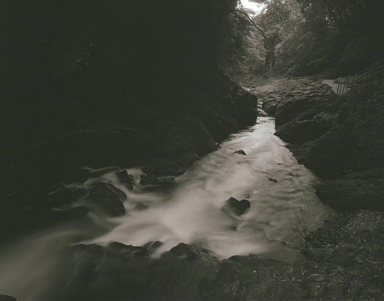 The stream that flows close by the Heavenly Cave. (© Ōsaka Hiroshi)