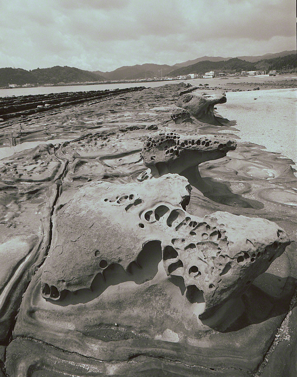 The “Devil’s Washboard” is designated a historic site, place of scenic beauty, and natural monument. (© Ōsaka Hiroshi)