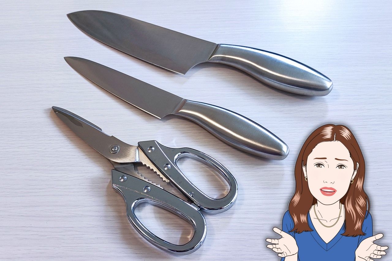Kitchen knives and scissors. (© Pixta)