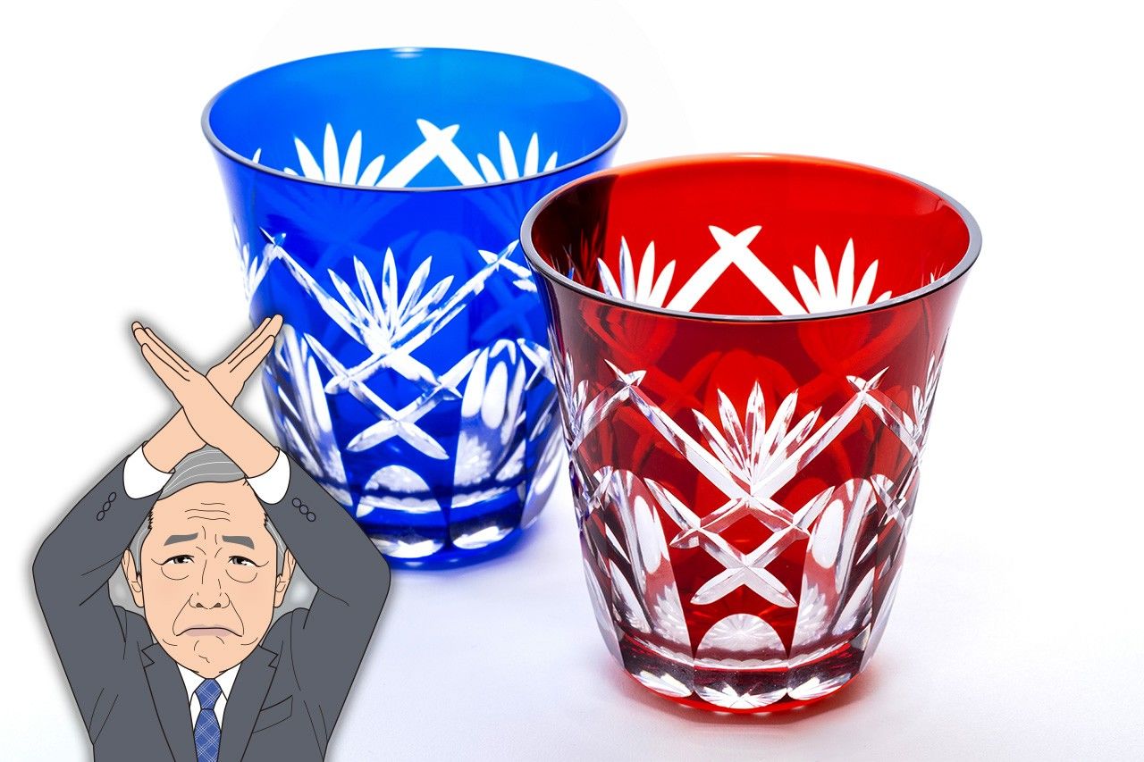Cut glass tumblers. (© Pixta)