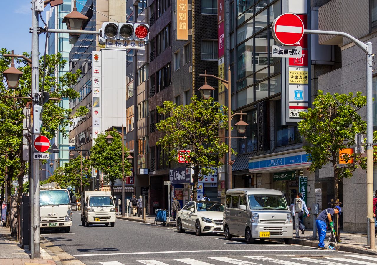 The lack of pictographs and Japanese-only text can make “no vehicular entry” signs (the red circle with the white bar at top right) difficult for non-Japanese speakers to understand. (© Nippon.com)