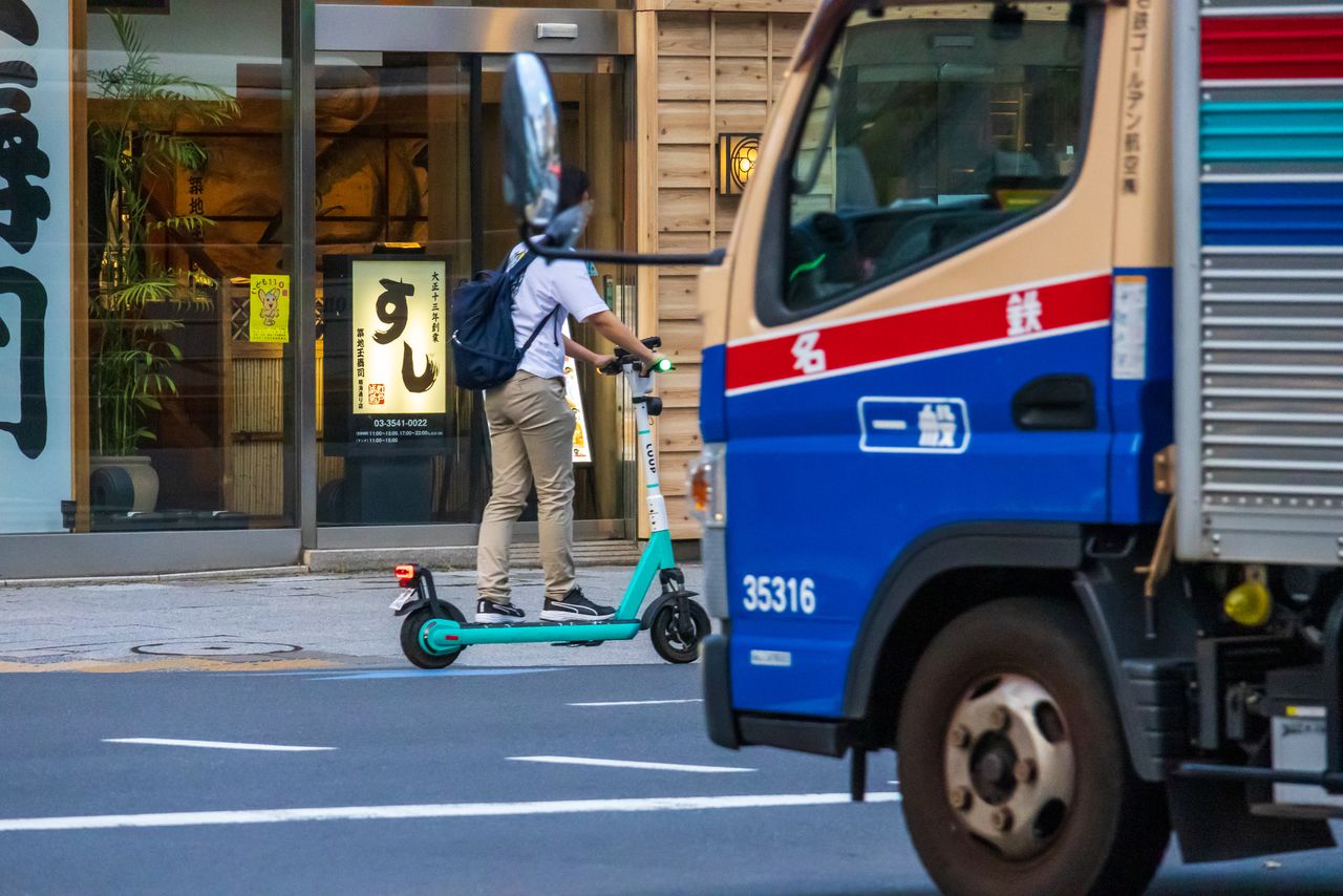 E-scooters have a maximum speed of 20 kilometers an hour, but riders can toggle to a lower top speed of 6 km/h, which allows them to be operated on sidewalks. (© Nippon.com)