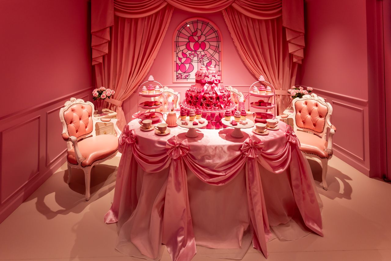 Get the perfect commemorative photo at the “Princess of Poop” table. (© Nippon.com)