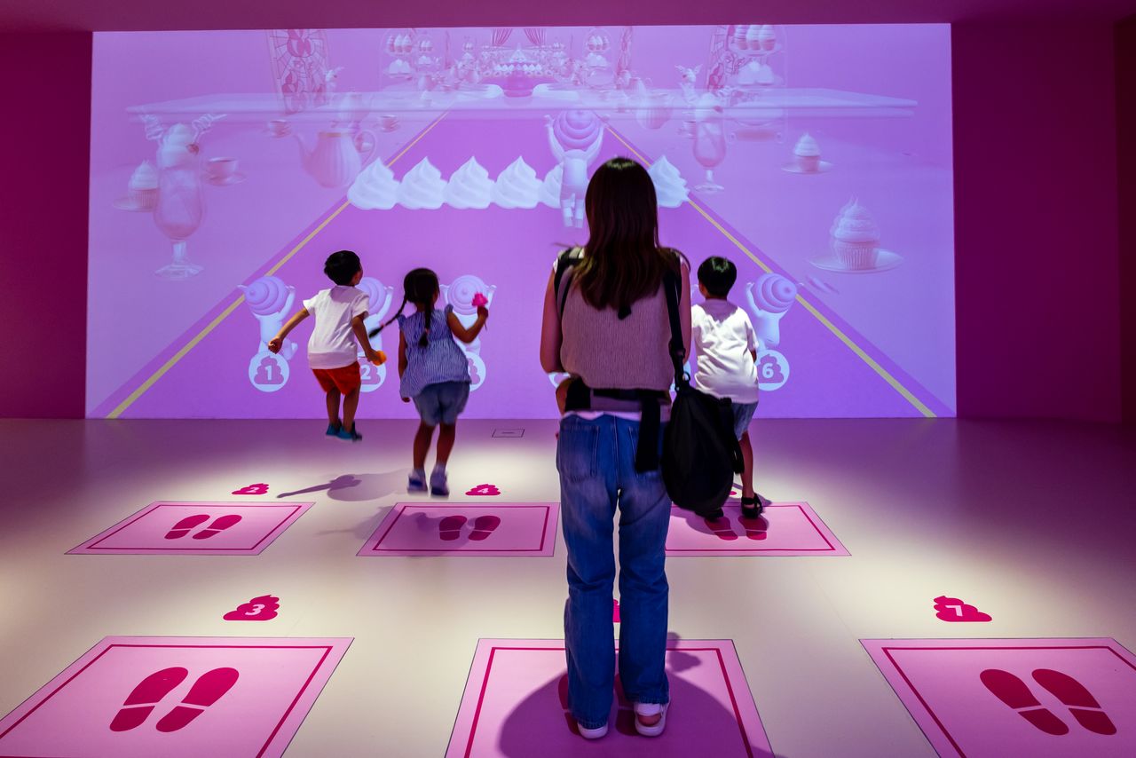 Jump to transport the poop in “Poop Jump Together.” (© Nippon.com)