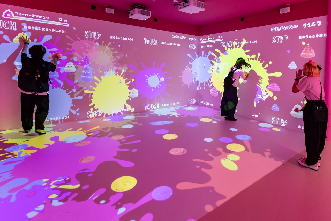 Squash them flat for a satisfying splat in the “Hop! Step! Jumpoo! Neo” attraction. (© Nippon.com)