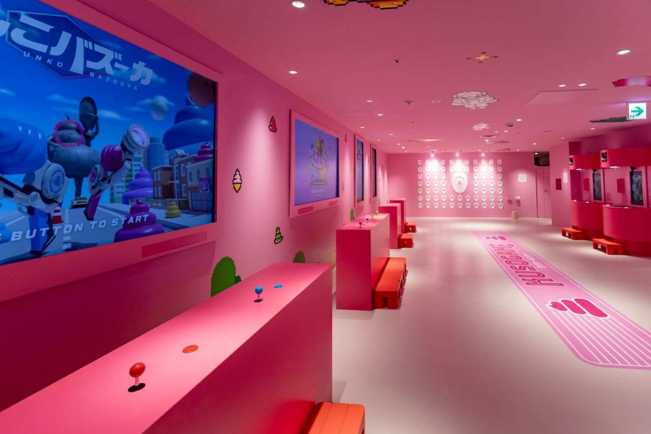 The Crappy Games Center, packed with poop-themed video games. (© Nippon.com)