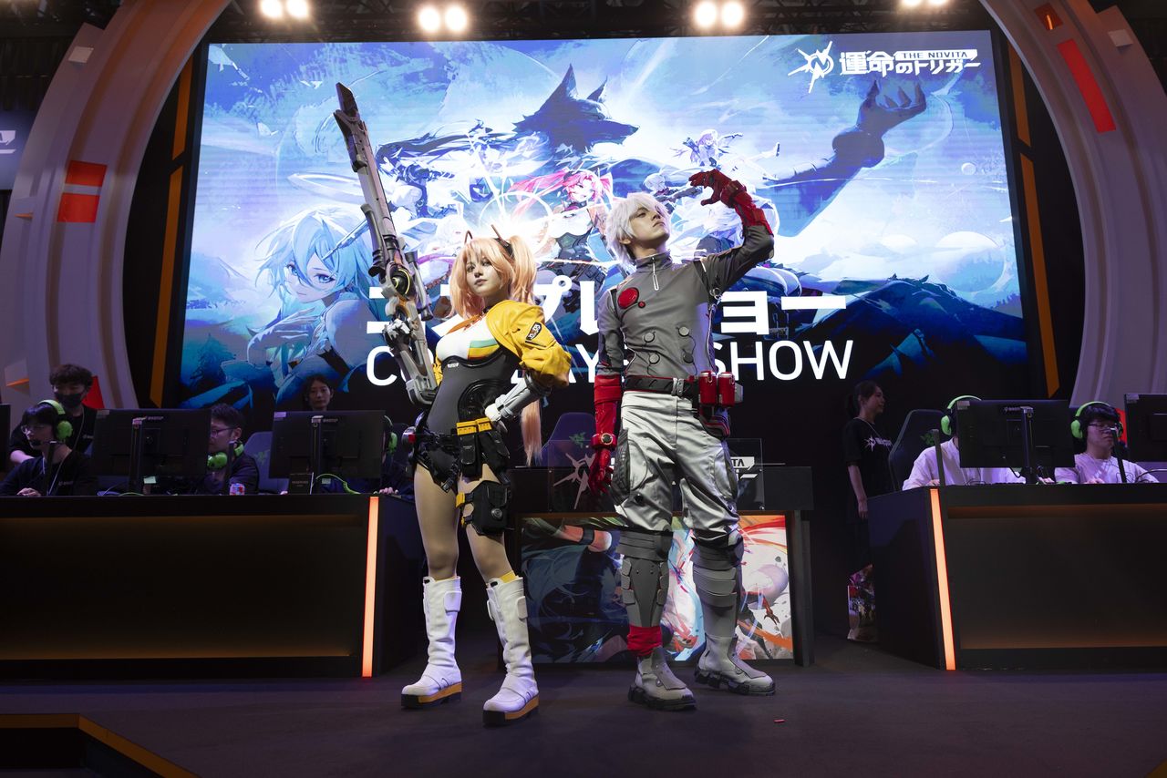 Cosplayers add to the excitement at the venue. (© Stanislav Kogiku/Sopa Images via Reuters Connect)