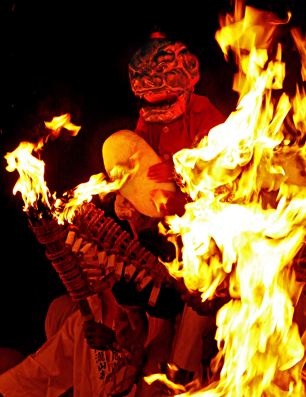 The Oni Festival at the Takisanji temple in Okazaki, Aichi Prefecture, is held in February around the seventh day of the first month on the lunar calendar. During the festival, a good harvest is promised when a demon holding a large kagami mochi (round rice cake) appears at the temple amid blazing torches. 