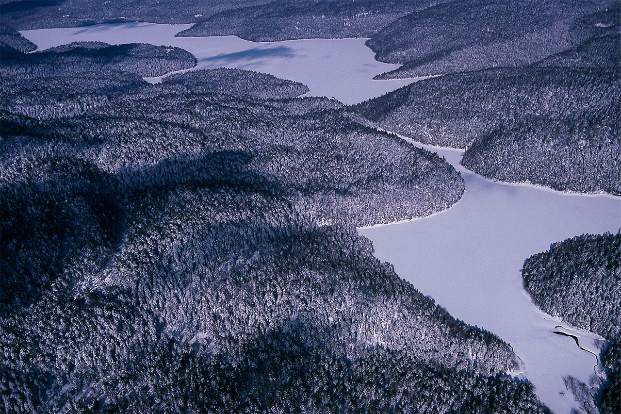 Lake Penketō (foreground) and Lake Panketō connect to Lake Akan, which drains into the Akan River. The three bodies of water were formed by volcanic activity that filled in sections of an ancient caldera lake. (© Mizukoshi Takeshi)