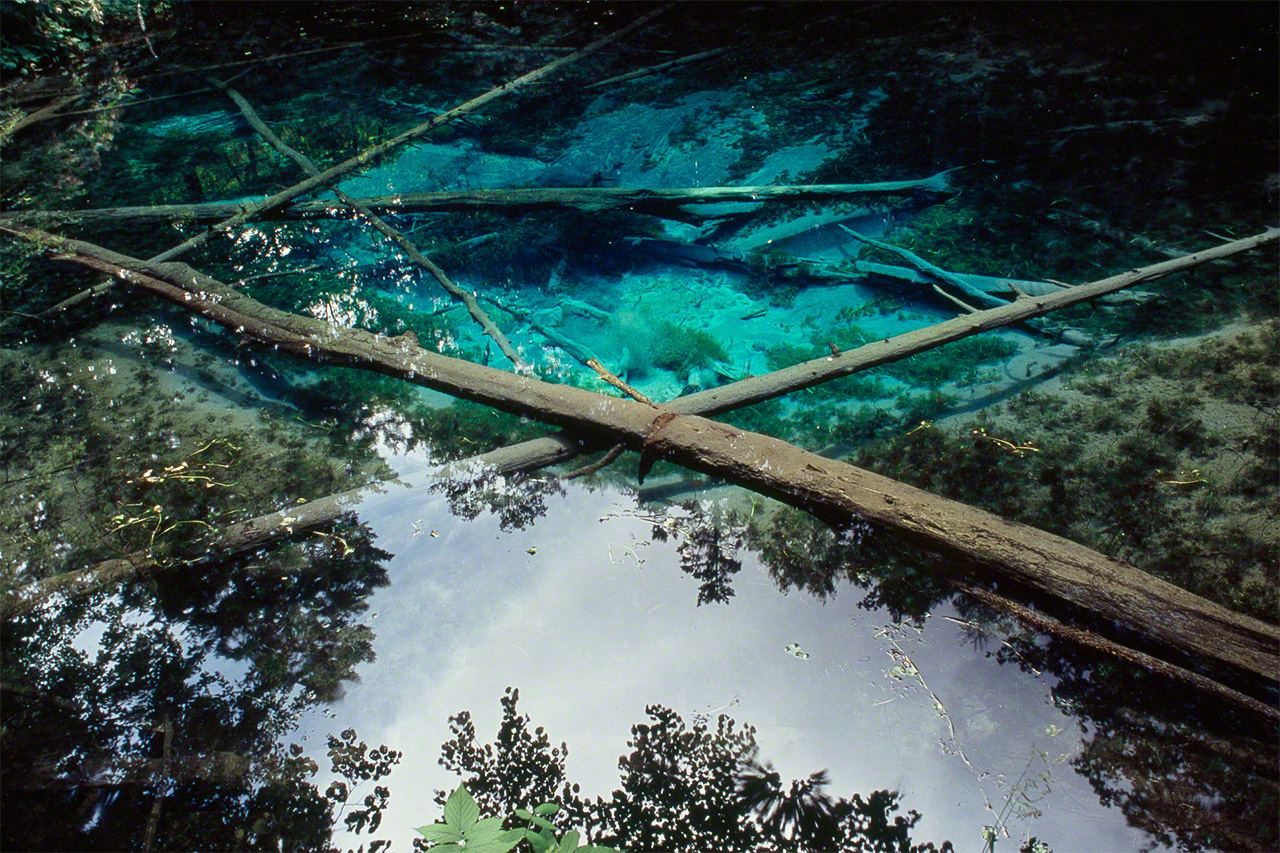 The crystal-clear waters of Kaminoko Pond are fed by underground water flowing from Lake Mashū. (© Mizukoshi Takeshi)