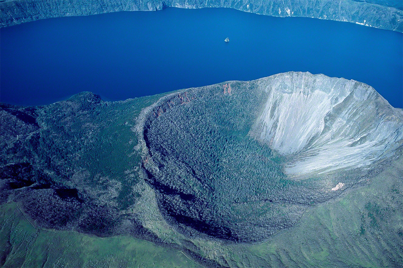 Lake Mashū, parts of which have sadly been ice-free even in the depths of winter in recent years, is one of the world’s most transparent lakes. (© Mizukoshi Takeshi)