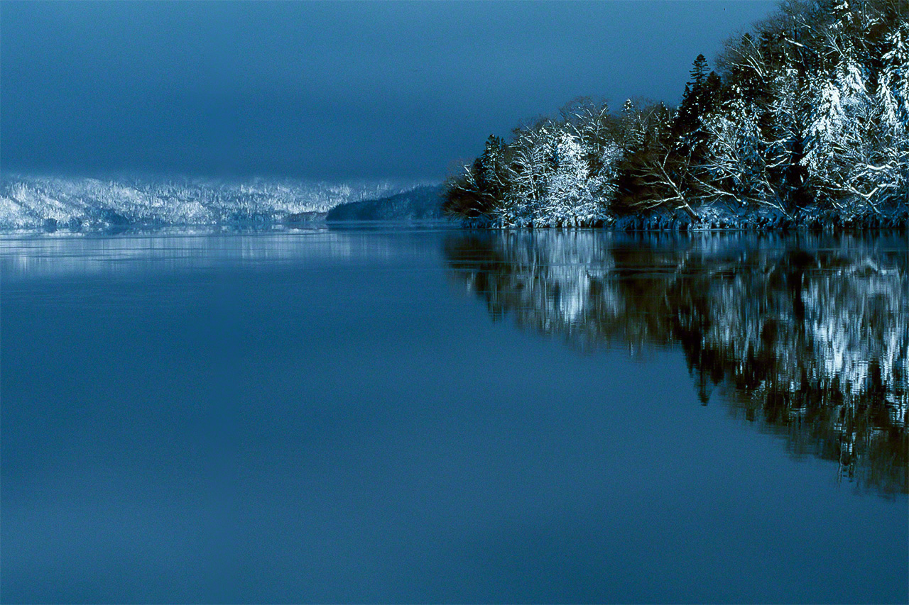 After the morning mist clears, Lake Kussharo comes into full view. (© Mizukoshi Takeshi)