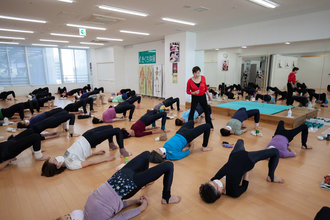 Kikuchi talks to her students all through the class, and is constantly on the move, keeping a close eye on every movement her students make. (© Ōnishi Naruaki)
