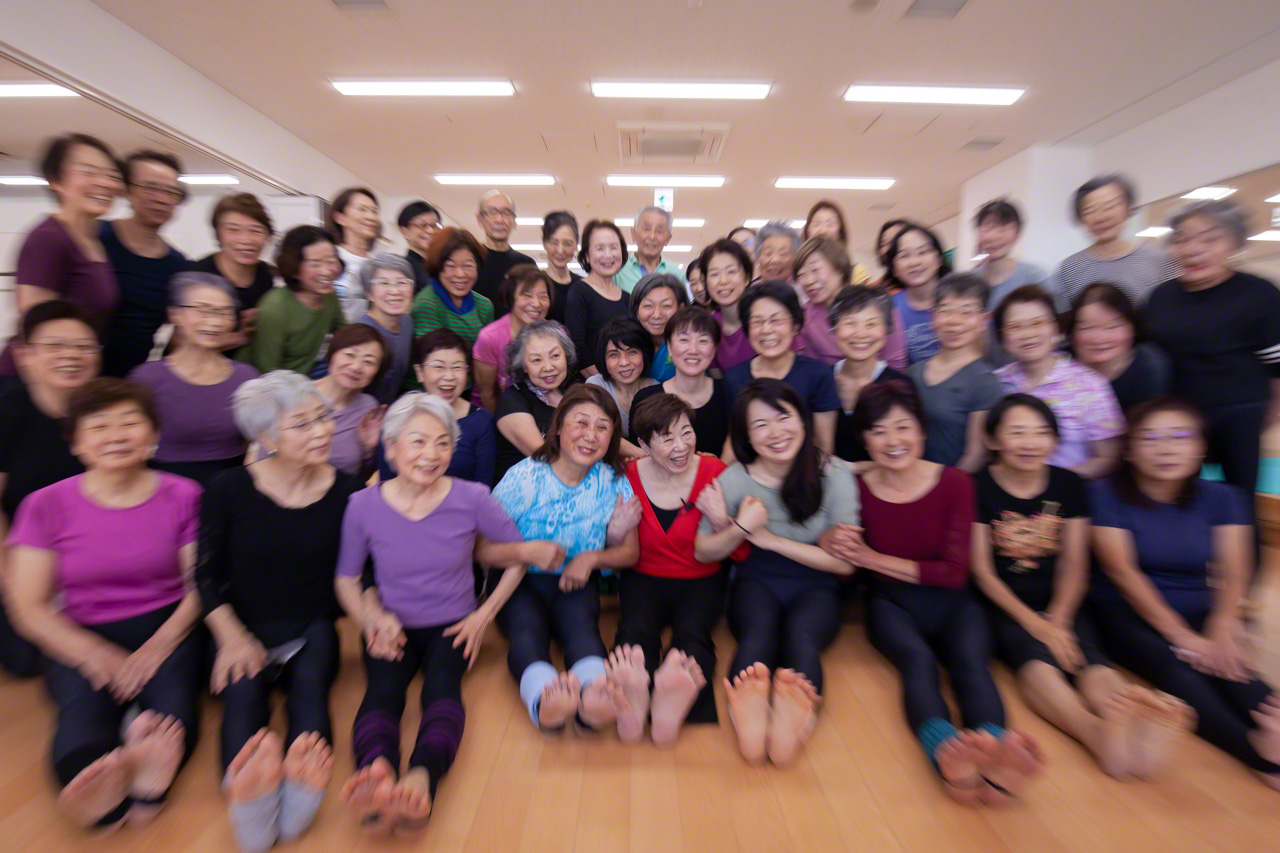 A souvenir picture at the end of class. A new energy seems to surge from the revitalized participants. (© Ōnishi Naruaki)