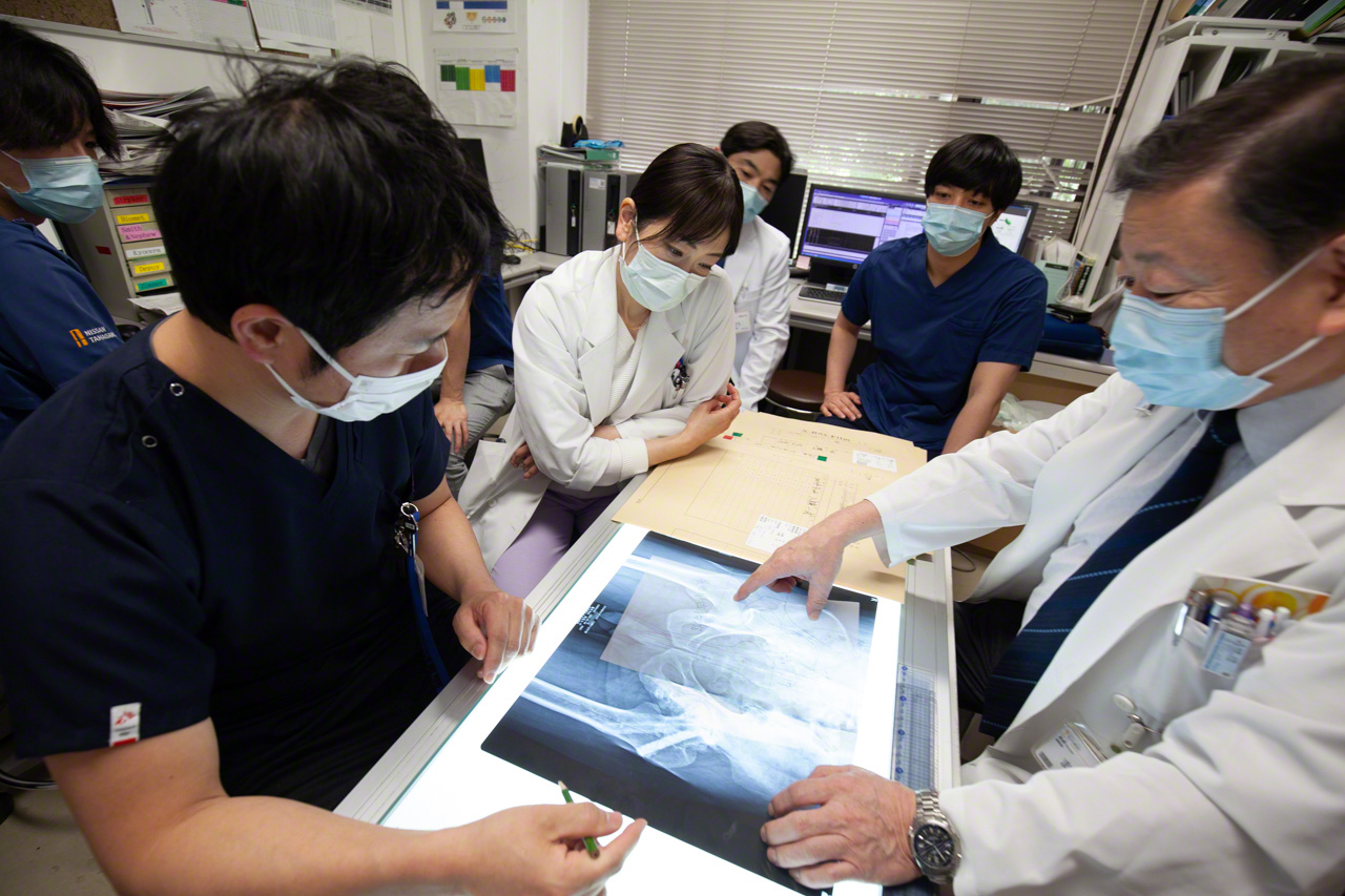 The medical team gathers to draw up a personalized surgical plan on the basis of the patient’s test and imaging results. (© Ōnishi Naruaki)