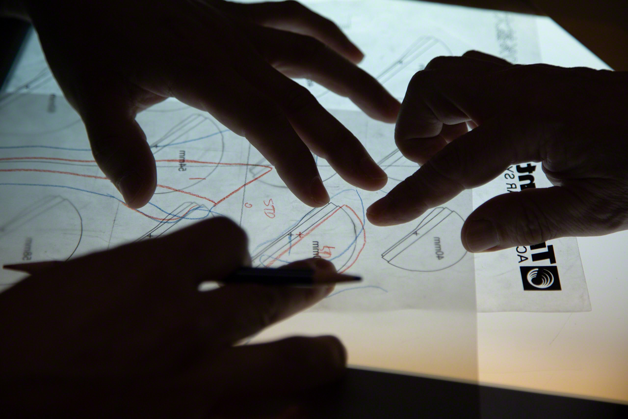 Using a protractor and straight-edge, the surgeon draws a precise diagram of the implant in relation to the patient’s anatomy. The exercise helps imprint the surgical plan on the surgeon’s physical memory. (© Ōnishi Naruaki)