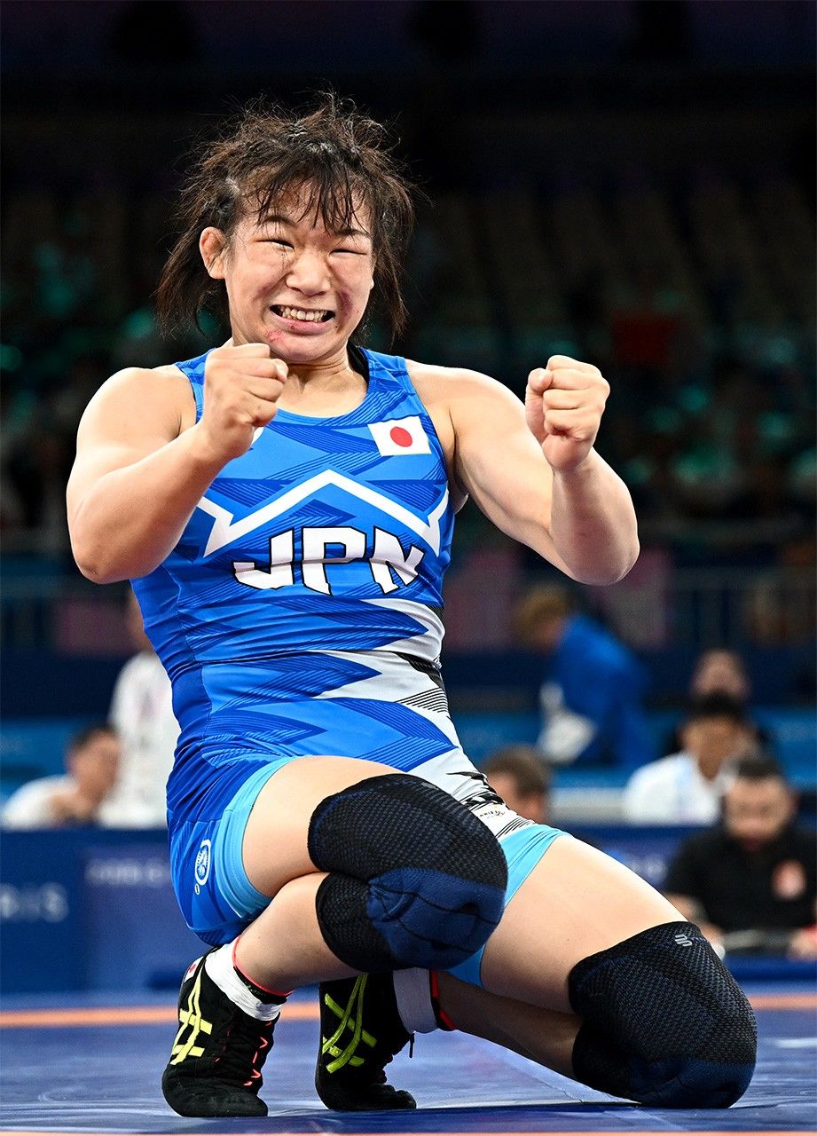 2024年8月10日にフランスのパリで、オリンピック初出場の佐倉元基選手がレスリング女子62kg級の金メダル獲得を祝う。 (©ロイター)