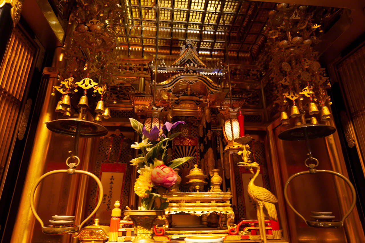 A gilded, Meiji-era butsudan showcasing the best of Buddhist artisanship. (Courtesy of the Hasegawa Ginza gallery)