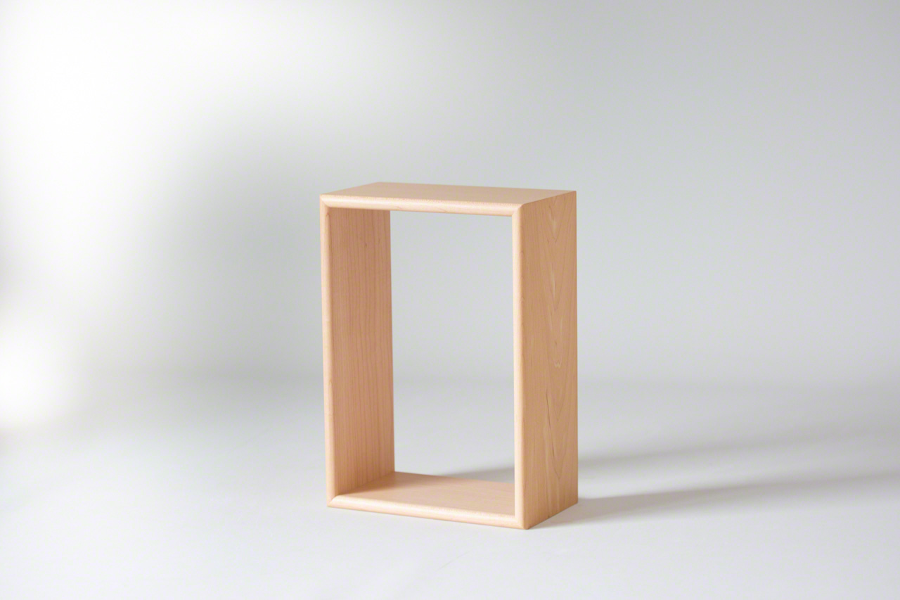 The A4 Butsudan is a wooden frame designed to hold an urn and an ihai tablet. (© Ōnishi Naruaki)