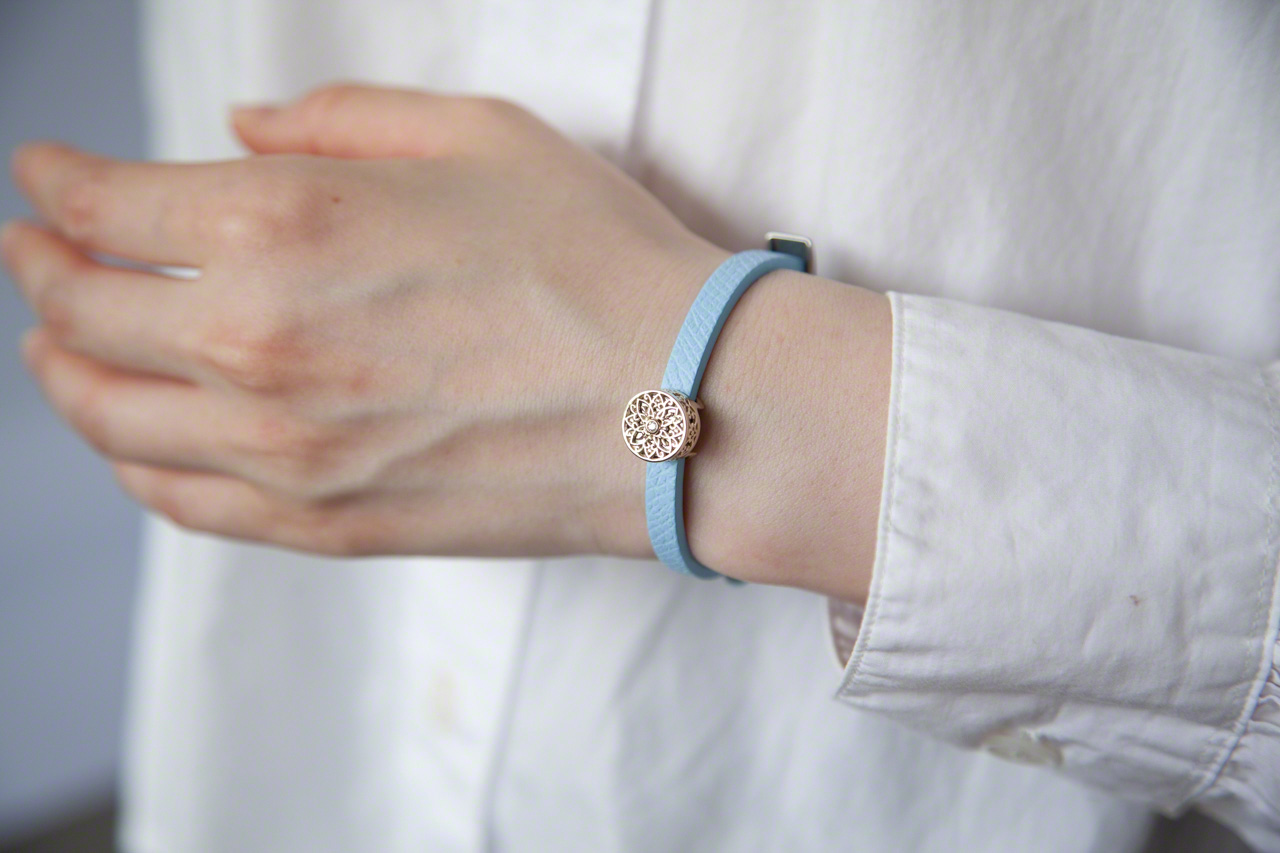 A bracelet with a capsule for holding a loved one’s ashes. (© Ōnishi Naruaki)